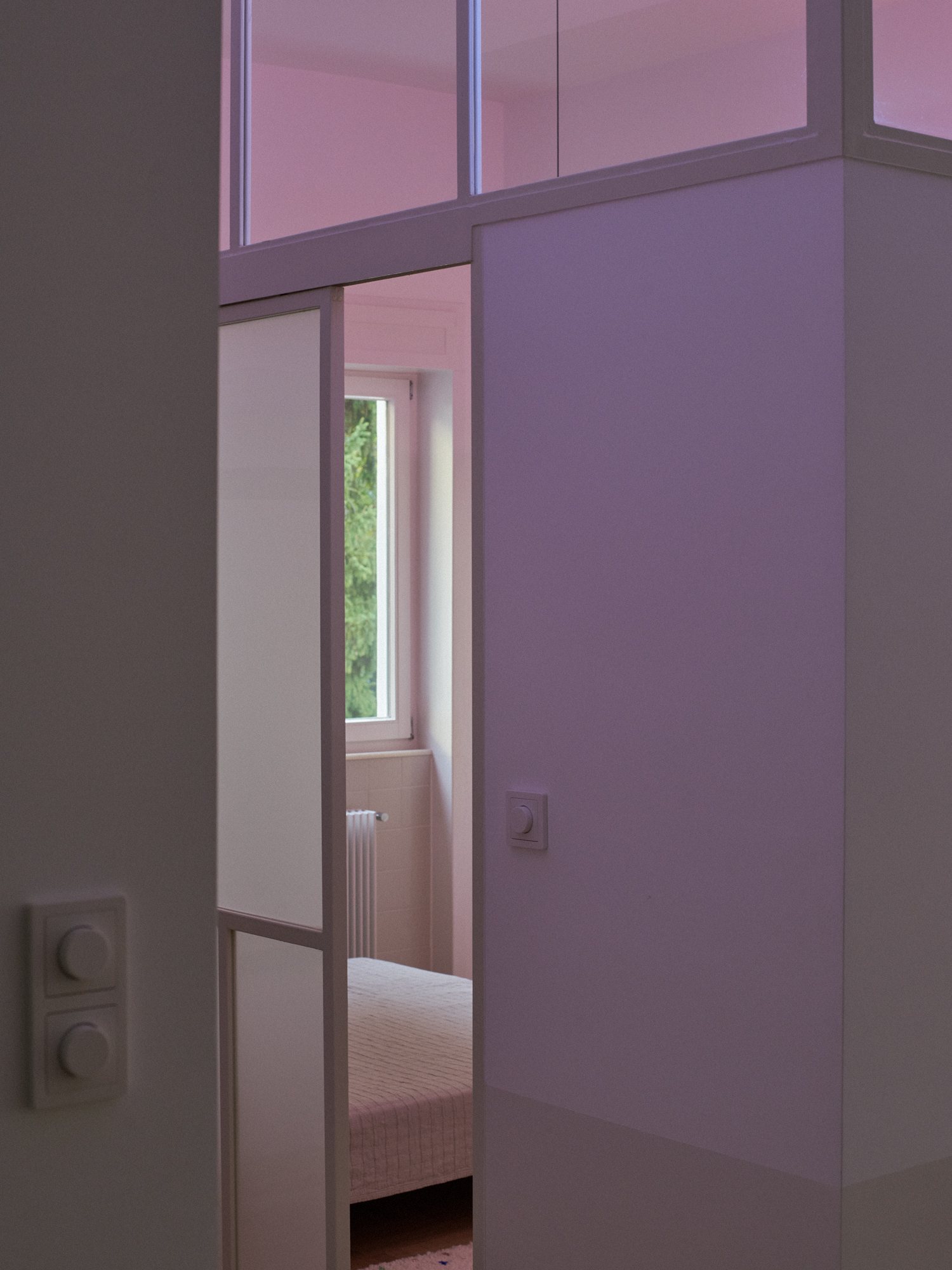 Room with a lilac glazed partition in the E6 apartment