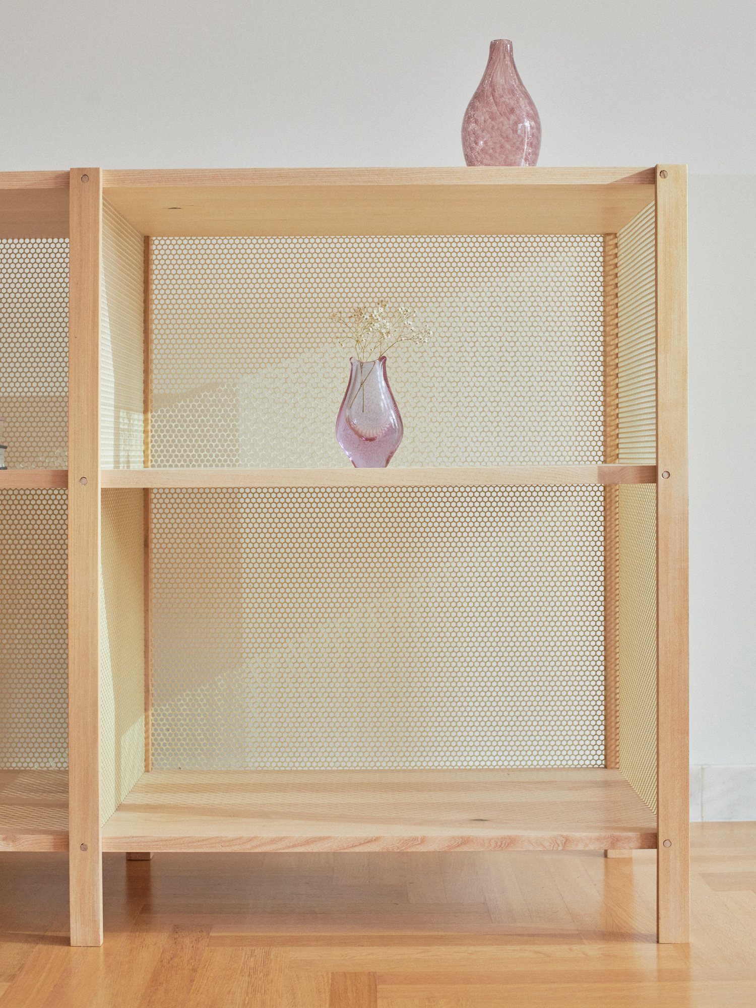 Honey Shelf seen from the front: ash frame and pale steel mesh