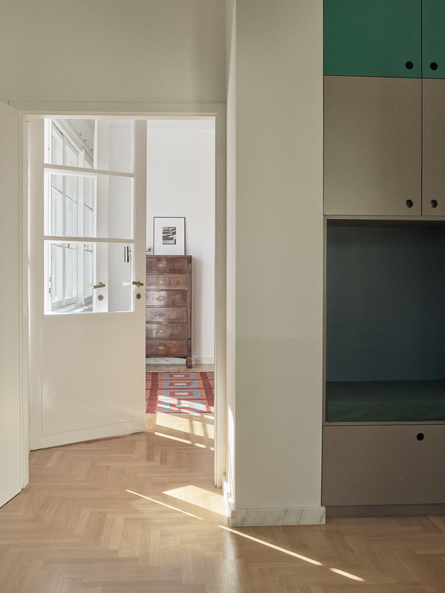 Doorway with herringbone parquet in the E6 apartment