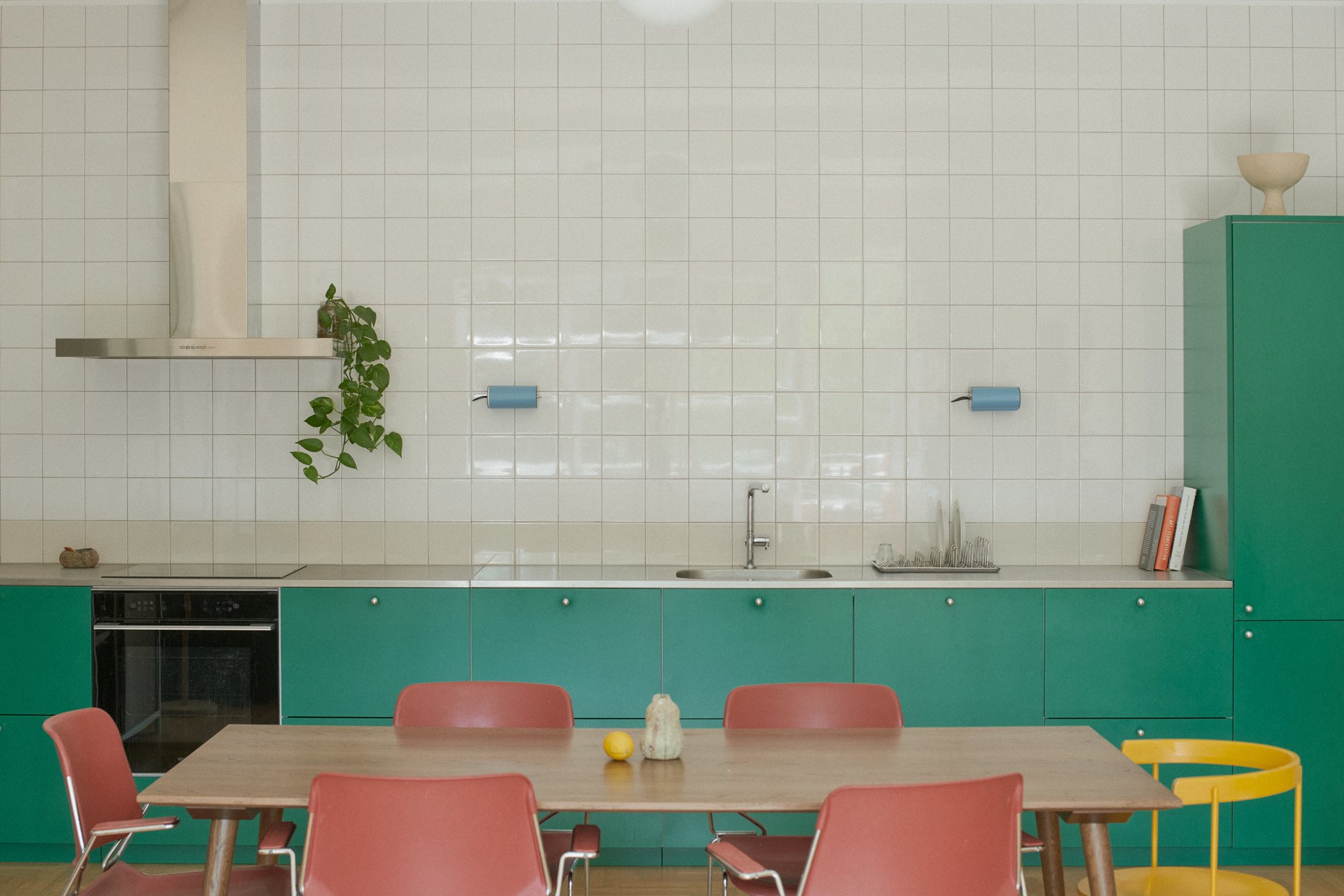 Green kitchen and dining table in the E6 apartment